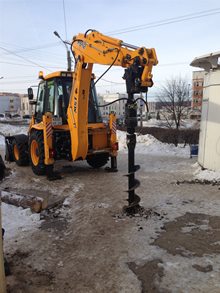 Закручивание свай ямобуром